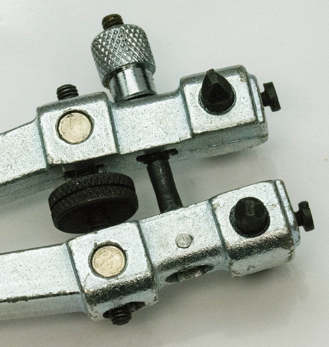 Watch back screw on case opener & closer battery cover remover repairs watches